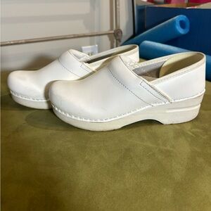 Dansko white women’s leather Nurse clogs size 36 / 6 or 6.5 Nurse shoes